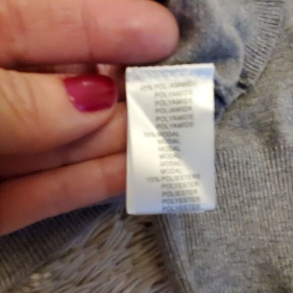 Beautiful M&V soft gray sweater with pearl detail - Picture 4 of 8